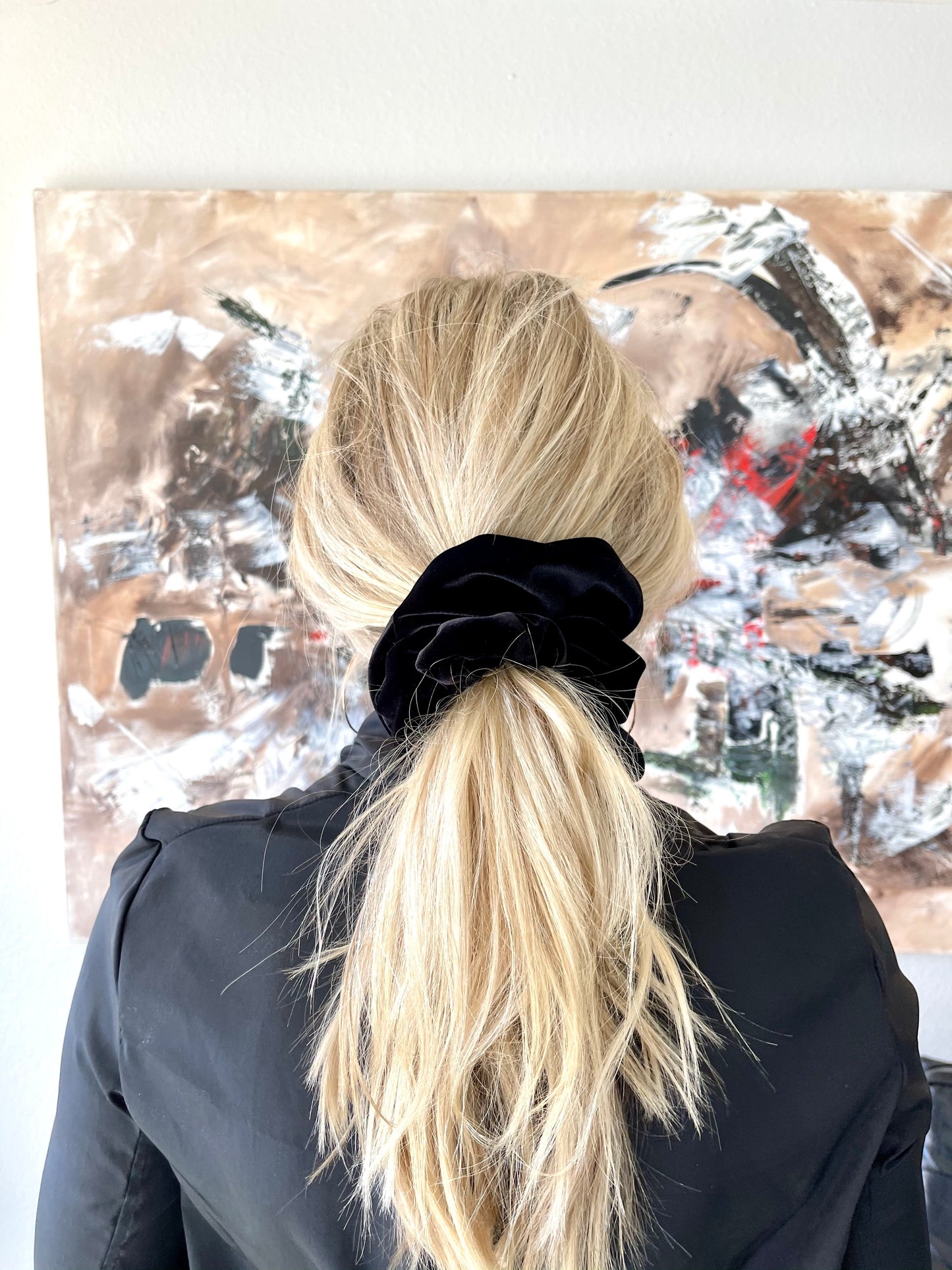 VELVET SCRUNCHIE